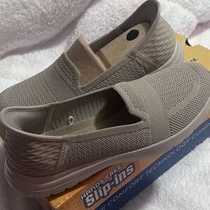 New sketchers women’s slip in shoes 9.5